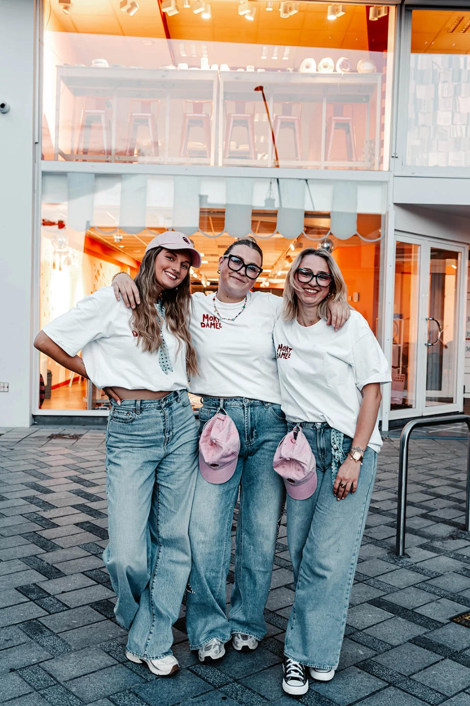 Drie teamleden samen voor Moktdamee