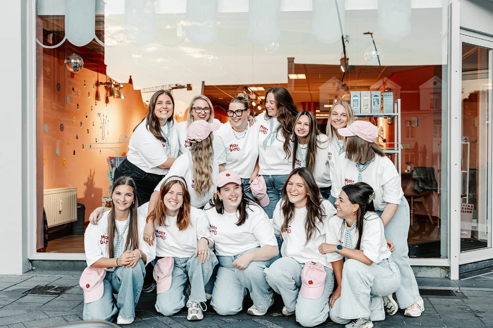 Het Moktdamee-team samen voor het atelier