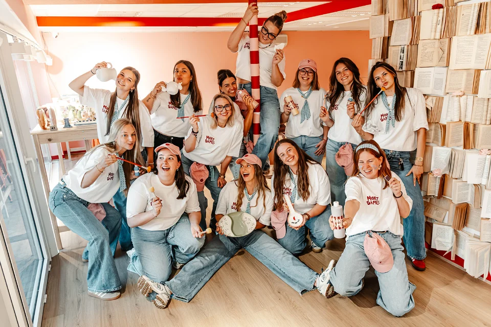 Het team met keramiek en penselen in het atelier