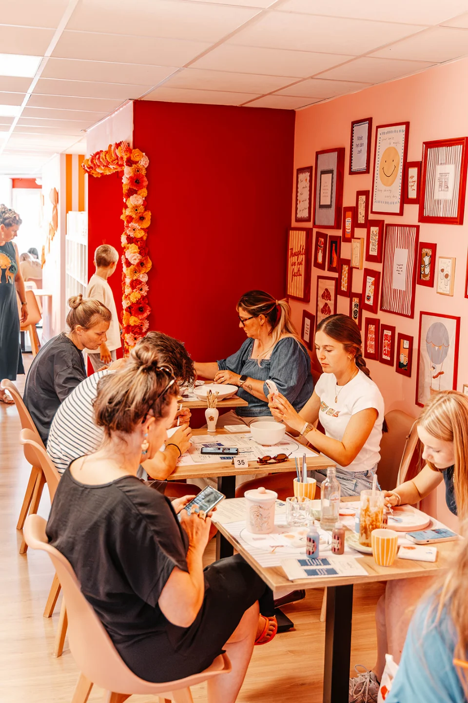 Samen keramiek schilderen aan de tafels bij Moktdamee