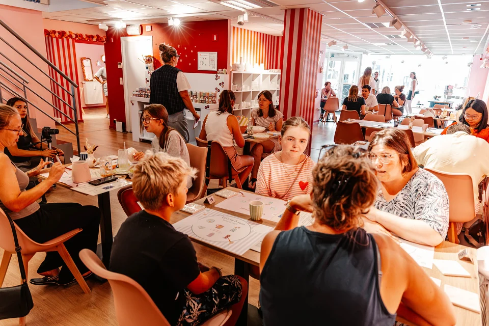Gezellig samen aan de schildertafels bij Moktdamee