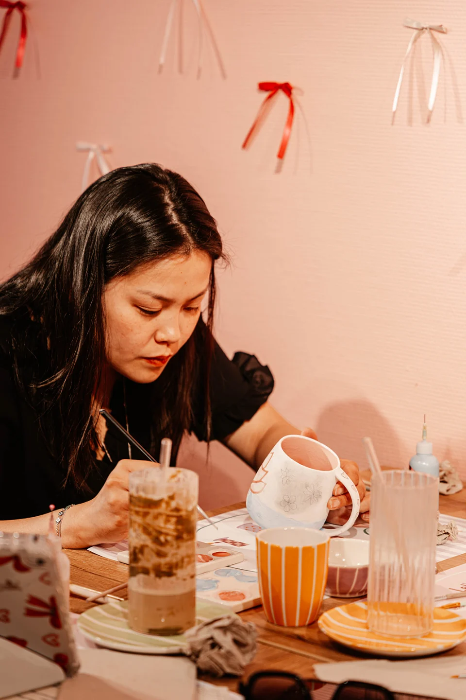 Keramiek beschilderen tijdens Sip & Paint bij Moktdamee